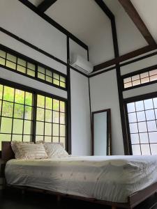 日田市Kominkahaku Takenoko - Vacation STAY 45999v的一间卧室设有大窗户和一张床