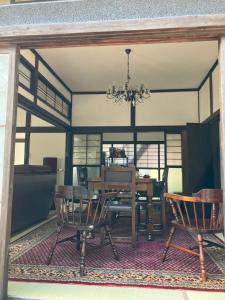 日田市Kominkahaku Takenoko - Vacation STAY 45999v的一间带桌椅和吊灯的用餐室