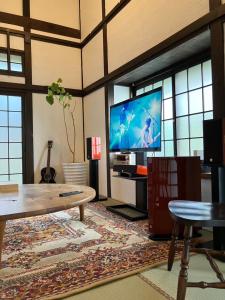 日田市Kominkahaku Takenoko - Vacation STAY 45999v的客厅配有大电视和桌子