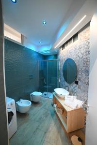布林迪西DUCA DEGLI ABRUZZI Modern House LUXURY RELAX的一间带两个盥洗盆、淋浴和两个卫生间的浴室