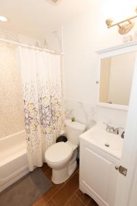 联城Close to NYC - Stylish Modern Studio的白色的浴室设有卫生间和水槽。