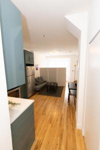 联城Close to NYC - Stylish Modern Studio的开放式厨房和客厅铺有木地板。