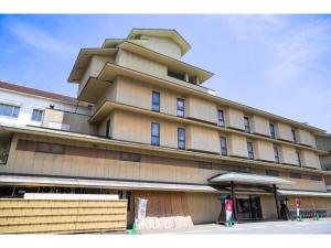 萩市Senshunraku - Vacation STAY 18489v的一座大型建筑,有一座建筑