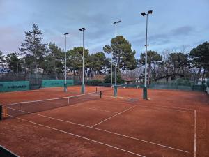 默主歌耶Bungalows SPORT CENTAR的网球场,上面有两把网球拍