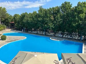 默主歌耶Bungalows SPORT CENTAR的度假村游泳池的图片