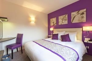 阿克和瑟南荷莱塞南酒店的一间卧室配有一张床和紫色的墙壁