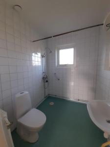 斯德哥尔摩Room in house with good communication的一间带卫生间和水槽的浴室