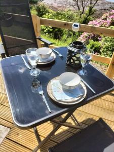 多尼戈尔Sea Breeze cabin的一张黑色野餐桌,上面有玻璃杯和盘子