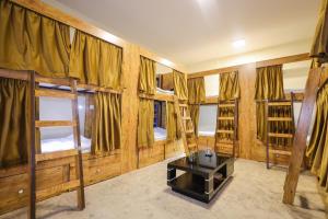 迪拜Lunar Hostel Plus的一间设有双层床和一台电视的房间