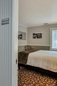 卡利斯托加卡利斯托加酒之路酒店的一间卧室设有一张床和一个窗口