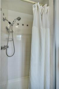 卡利斯托加卡利斯托加酒之路酒店的浴室内配有白色淋浴帘。