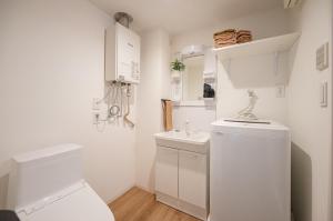 东京Repure Omori Residence - Vacation STAY 16383的白色的浴室设有卫生间和水槽。