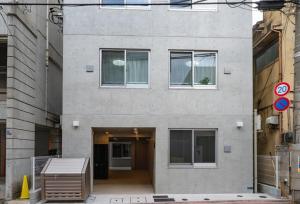 东京Repure Omori Residence - Vacation STAY 16383的一座大混凝土建筑,有入口