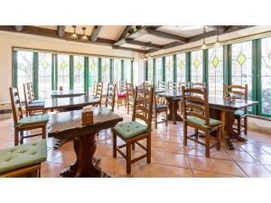 雫石町SHIZUKUISHI RESORT HOTEL - Vacation STAY 29562v的用餐室设有桌椅和窗户。