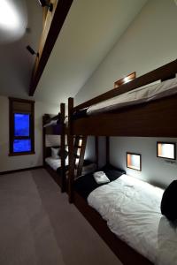 二世古Kokoro - Vacation STAY 30643v的一间卧室设有两张双层床和一扇窗户。