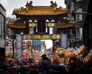 海牙The Hague Heritage的一群站在游行示威大门前的人