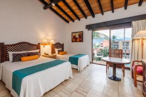 巴亚尔塔港布埃纳文图拉庄园墨西哥魅力酒店 - 全包 的酒店客房设有两张床和一个阳台。