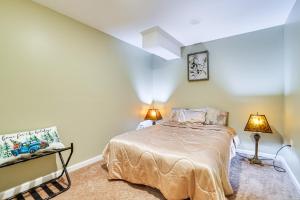 东斯特劳兹堡East Stroudsburg Apartment Golf, Hike and Ski!的一间卧室配有一张床和两盏灯。