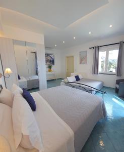 弗洛里Villa Furoris Apartment的酒店客房,设有两张床和一张沙发