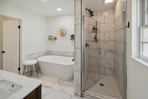 莫尔特里Urban Farmhouse with a Modernism Twist! home的白色的浴室设有浴缸和淋浴。