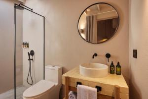 麦德林ANTIPODA HOTEL Boutique的一间带水槽和镜子的浴室