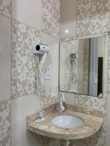 若昂佩索阿Hotel Pousada dos Anjos的一间带水槽和镜子的浴室
