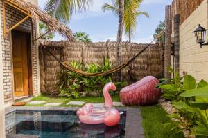 圣阿马鲁Villa Malie的后院的两张粉红色火烈鸟 - 带吊床