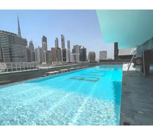 迪拜Burj Khalifa Poolside, Canal Boardwalk, Parking的一座城市天际线的游泳池