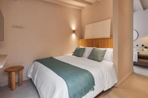 麦德林ANTIPODA HOTEL Boutique的一间卧室配有一张大床和木制床头板