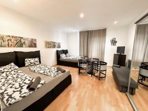 维也纳W Apartment - Brigittenau Area MM10的客厅配有两张床和一张桌子