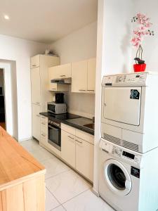 维也纳W Apartment - Brigittenau Area MM10的厨房配有洗衣机和洗衣机。