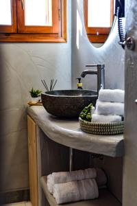 佩里萨DP Homes Santorini的浴室配有盥洗盆和带毛巾的台面。