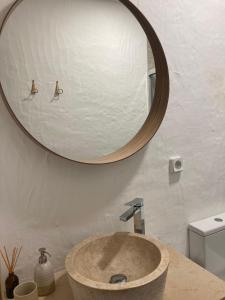 EsperançaCasa do Monte - Esperança的一间带大镜子的盥洗盆的浴室