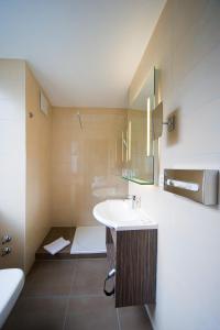 采尔马特魅力酒店的一间带水槽和卫生间的浴室
