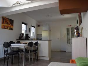 Wunderschöne klimatisierte Wohnung in Weidach的厨房以及带桌椅的用餐室。