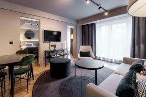 斯德哥尔摩斯堪迪克公园酒店的客厅配有沙发和桌子
