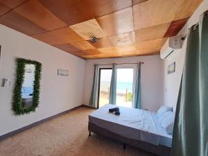 CasaresHorizonte Azul的一间卧室设有一张床和一个大窗户