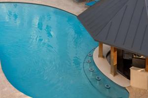 圣胡安圣胡安汉普顿套房酒店的大型游泳池的顶部景色