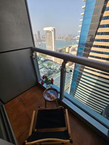 迪拜Local Super Host Experience , Stylish Private Rooms in a Shared apartment的阳台,带椅子和窗户