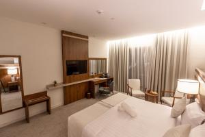 麦加Wassad Hotel Makkah فندق وسد مكة的配有一张床和一张书桌的酒店客房