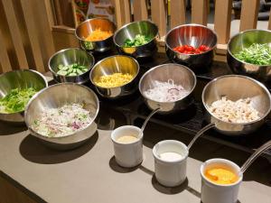 神户Comfort Hotel ERA Kobe Sannomiya的桌上的一组食物