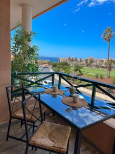 圣米格尔德阿沃纳Paz Ocean View, Air condition, Wifi, Heated pool的阳台上的蓝色桌椅