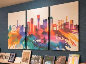神户Comfort Hotel ERA Kobe Sannomiya的墙上有四幅城市画