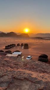 瓦迪拉姆Wadi Rum Trip的日落时分在沙漠中的一组帐篷