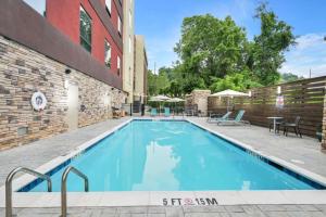 阿什维尔Home2 Suites By Hilton Asheville Biltmore Village的大楼前的游泳池