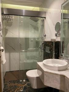 麦加Wassad Hotel Makkah فندق وسد مكة的带淋浴、卫生间和盥洗盆的浴室