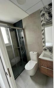 巴埃萨Baeza aloja的浴室配有卫生间、淋浴和盥洗盆。