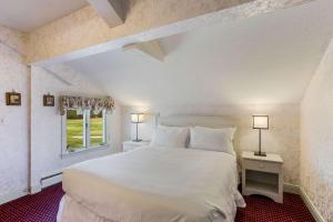 曼切斯特The Palmer House Resort, Ascend Hotel Collection的卧室配有白色的床和窗户。