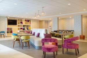 克洛维斯Home2 Suites By Hilton Clovis的客厅配有沙发和桌椅