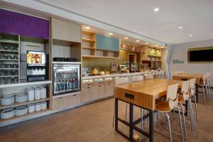 加登格罗夫Home2 Suites By Hilton Garden Grove的一个带桌椅的大厨房